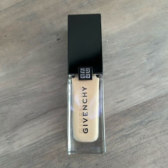 GIVENCHY - Prisme Libre Skin-Caring Glow Foundation- shade 1C105 - Picture 1 of 4